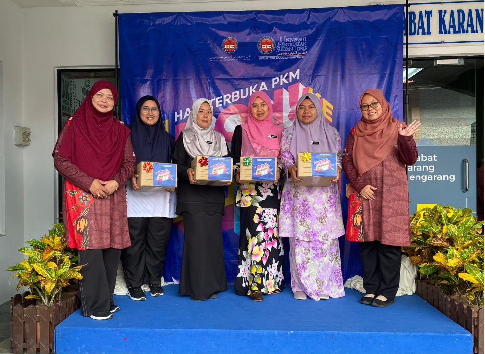 Nordiana (kiri) bersama guru-guru Daerah Muallim & Hulu Selangor