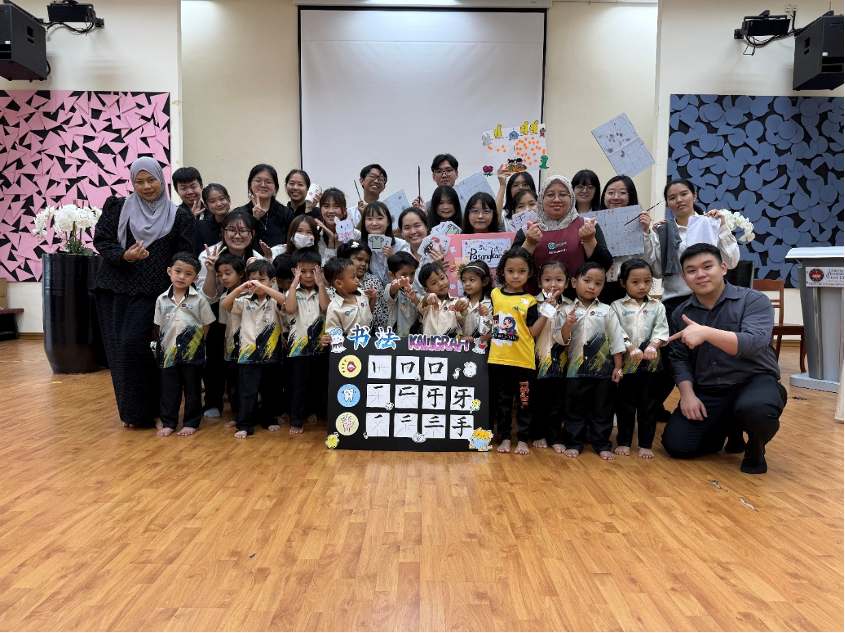 Gambar bersama pelajar-pelajar ISMP Bahasa Cina dengan kanak-kanak selepas Program Santun Masyarakat