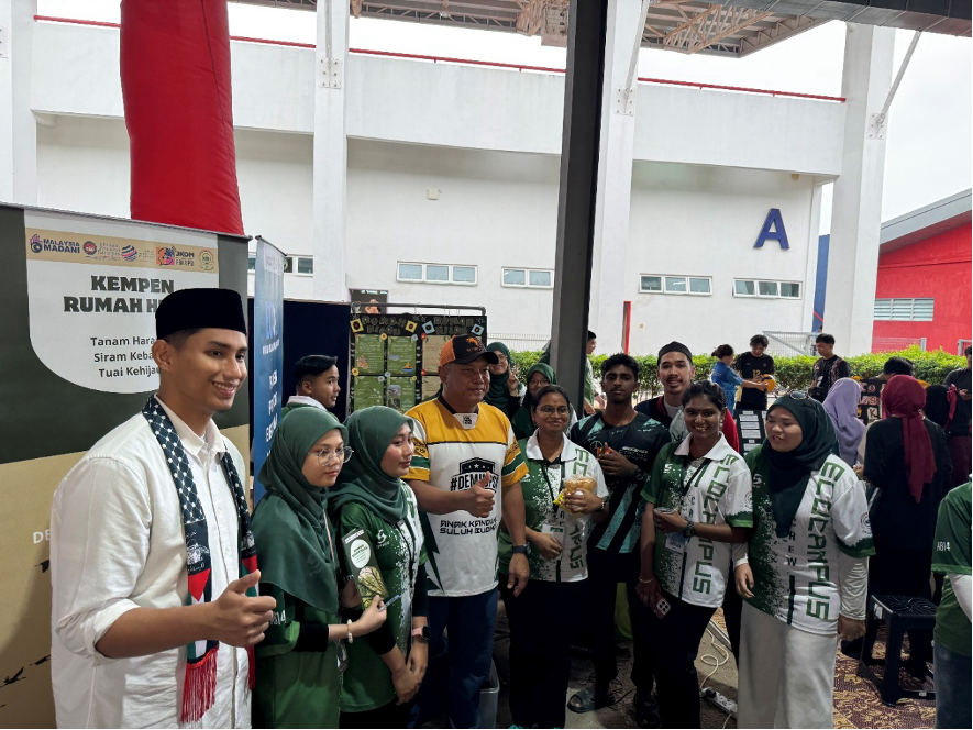 Gambar bersama Naib Canselor UPSI, Prof Datuk Dr Md Amin Md Taff dengan Pengarah program Kempen Rumah Hijau serta MPP UPSI.