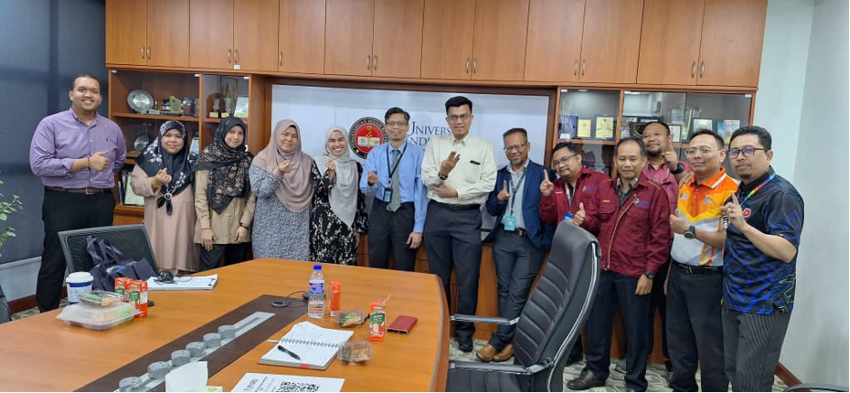 Kakitangan Pusat ICT bergambar bersama juruaudit Nur Fatin E'zzati Binti Masruhaizan (lima dari kiri) semasa mesyuarat penutup Audit Pematuhan SIRIM, Sistem Pengurusan Keselamatan Maklumat (ISMS) ISO 27001:2022.
