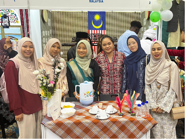 Photographs of UPSI international students exploring culture booths and enjoying cultural performances at CONNECTU: Culture Connect, UTHM.
