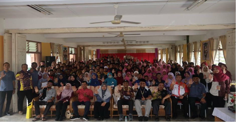 Majlis Penutup Program bersama VIPs: wakil PPD, Guru Besar SK Sg Ara, wakil Guru Besar pelbagai sekolah, fasilitator-fasilitator dari FPE, UPSI dan GMI dan 120 peserta daripada 28 buah sekolah.