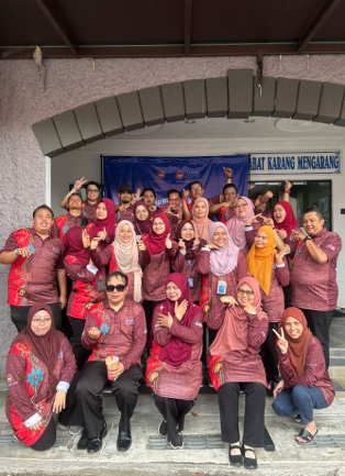 Nordiana bersama staf PKM di akhir program