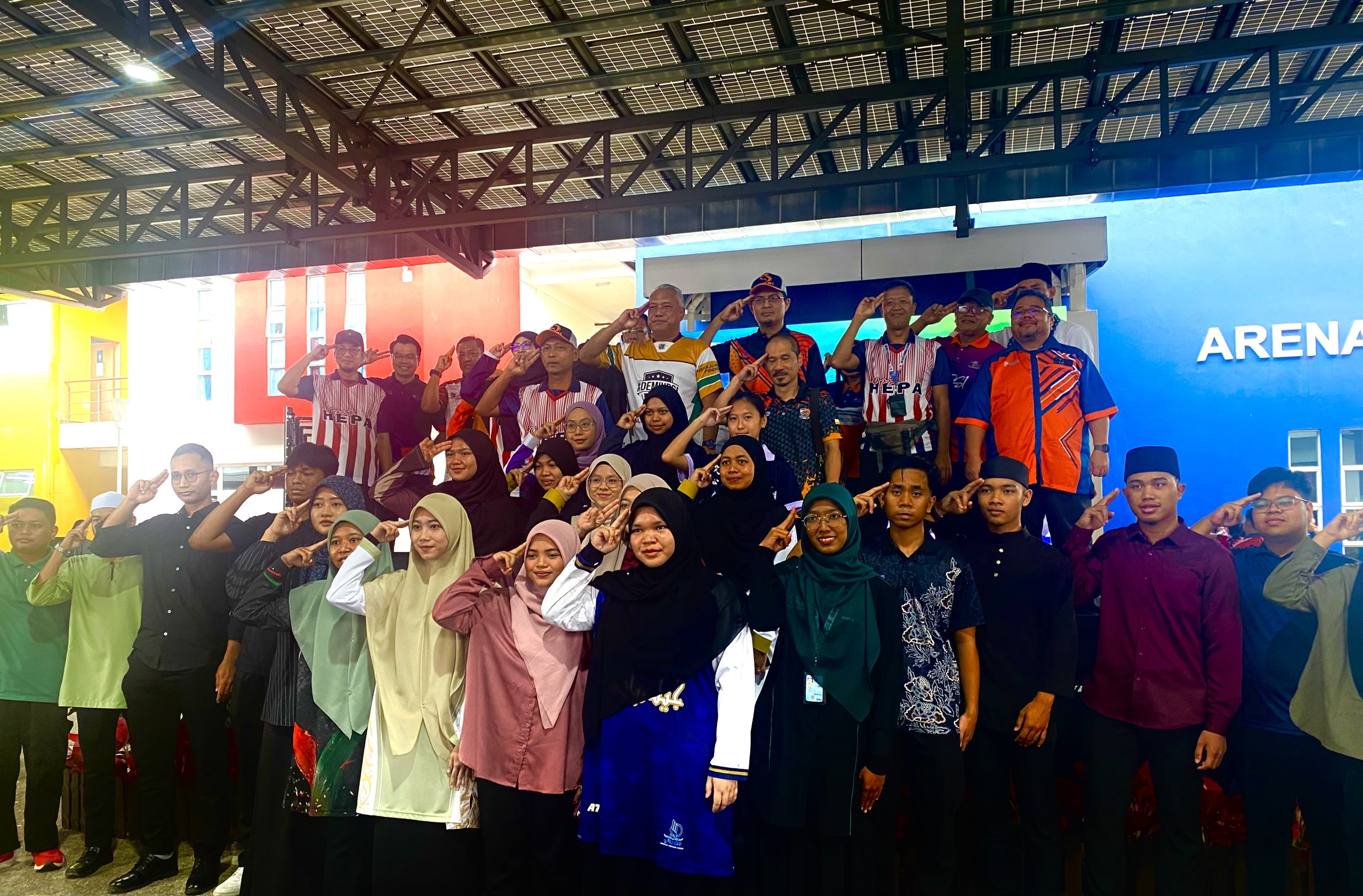 39 pelajar Program Prodigy BITARA bergambar kenangan dengan barisan pengurusan tertinggi UPSI sempena Karnival Badan Pelajar 2025 di Gerbang Suria, Kampus Sultan Azlan Shah UPSI