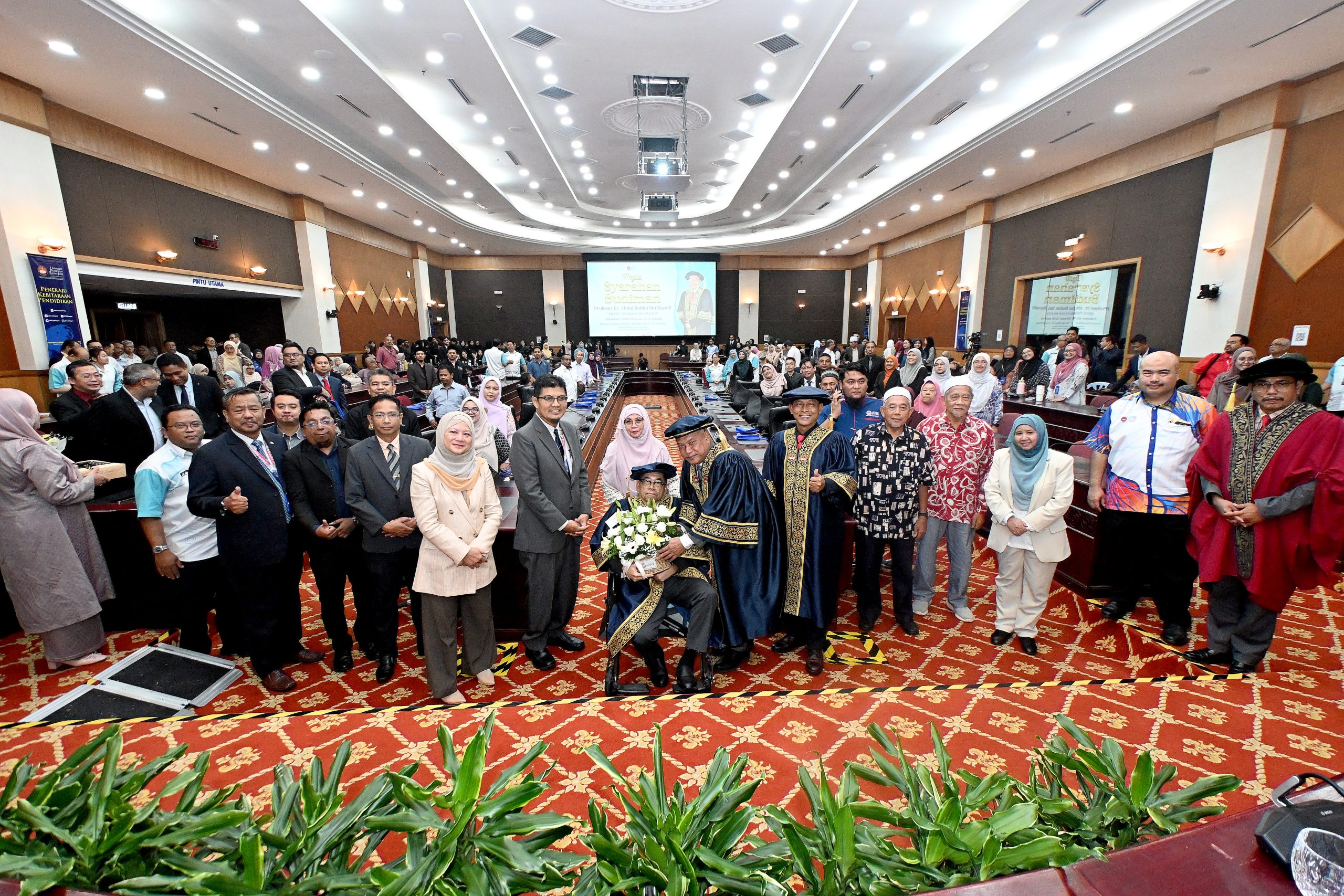 Md Amin ketika menyampaikan cenderamata kepada Abdul Rahim pada majlis Syarahan Budiman bertajuk Anekdot Pendidikan Khas Malaysia di Dewan Konvensyen, Bangunan E-Leaning, Kampus Sultan Abdul Jalil Shah UPSI