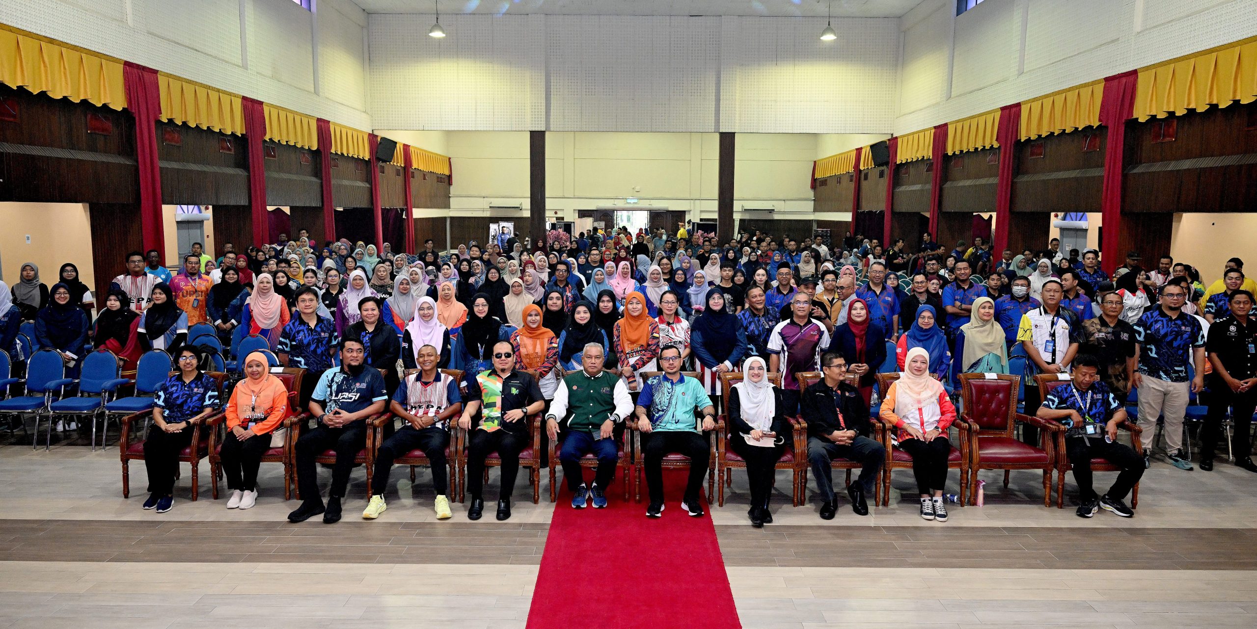 Md Amin (duduk enam dari kiri) bergambar bersama barisan pengurusan tertinggi universiti dan kakitangannya pada Perhimpunan Bulanan UPSI edisi Disember di Dewan SITC, Kampus Sultan Abdul Jalil Shah.