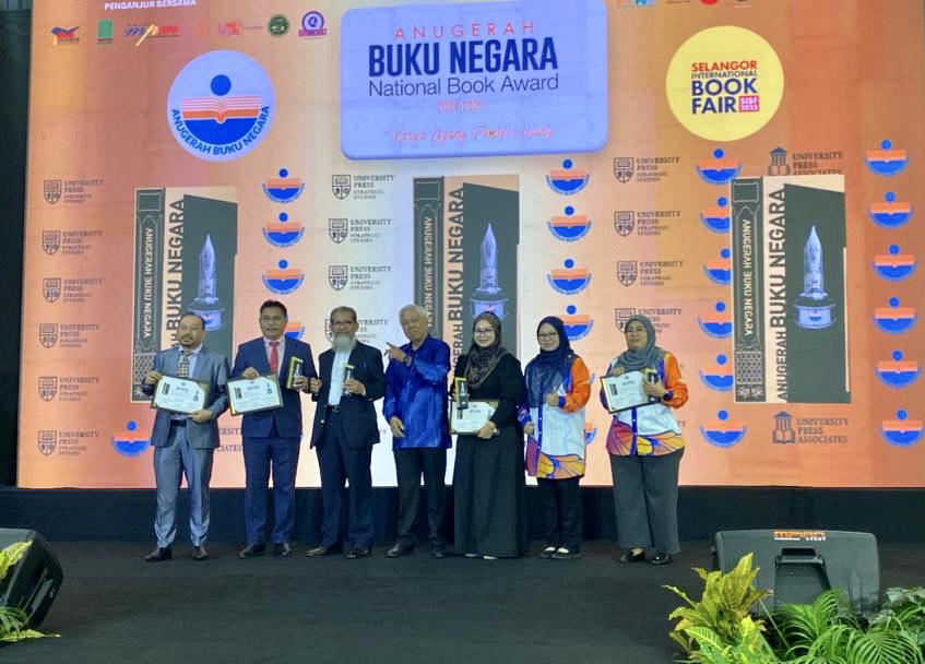 Para pemenang Anugerah Buku Negara 2024–2025 bergambar selepas menerima pengiktirafan pada majlis yang berlangsung di Pesta Buku Antarabangsa Selangor 2025.