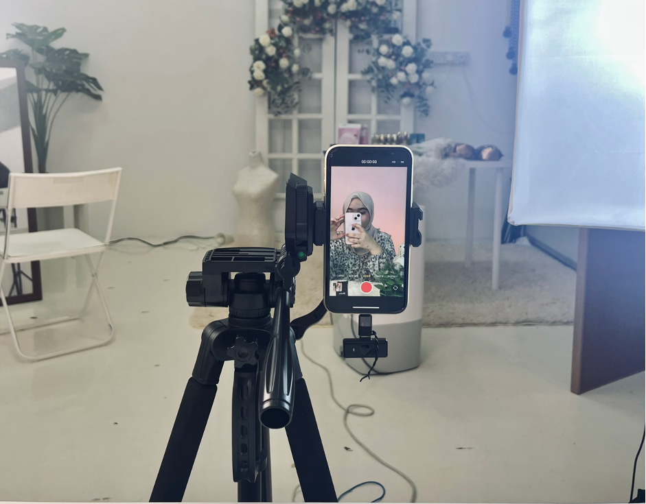 Mahasiswa sedang bersedia bagi melaksanakan tugasan sebagai pencipta kandungan. / Gambar oleh Syamima Majmin Mohd Arshad