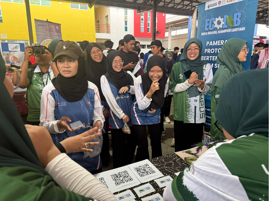 Pengunjung dari Kolej Harun Aminurrashid (KHAR) mengunjung ke ‘booth’ Rumah Hijau. Gambar oleh : Nick Amirolzaman Bin Nazarudin