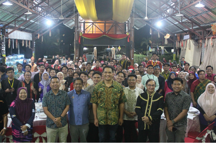Seluruh peserta Student Leaders Solidarity Camp 2025 bersama VIP di Koisaan Cultural Village (KCV), Penampang, Sabah.