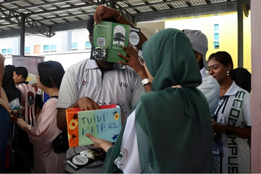 Salah seorang pengunjung menerima ganjaran setelah berjaya menjawab kuiz. Gambar oleh: Raxielly Janson