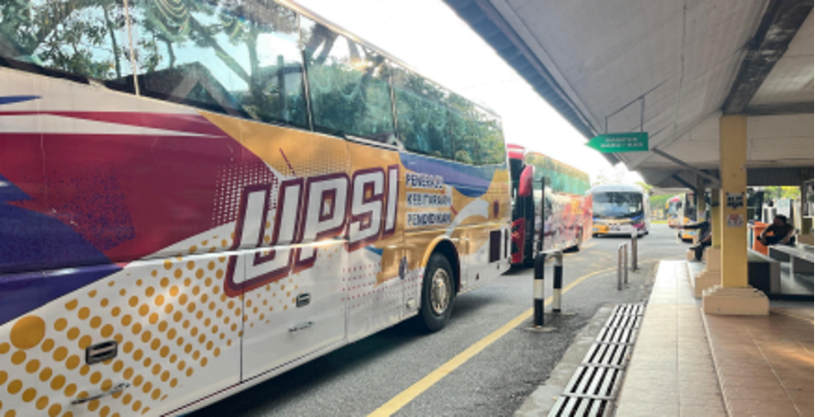 Situasi di stesen bas berhadapan Pintu Timur, Kampus Sultan Abdul Jalil Shah UPSI