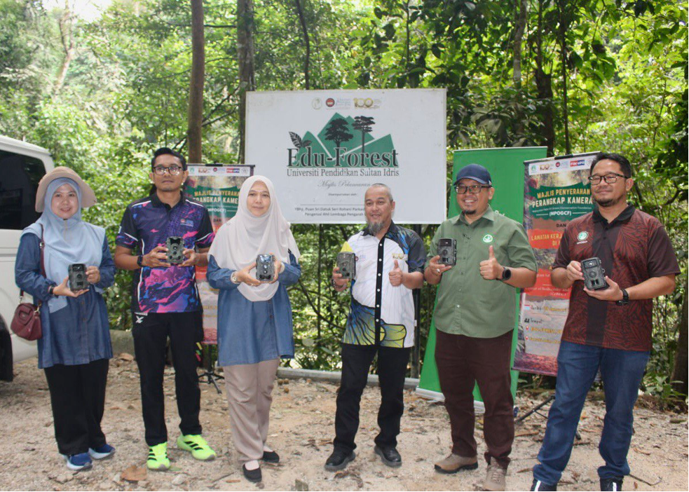 Sesi penyerahan perangkap kamera oleh Pengurus Besar MPOGCF, En Hairulazim Mahmud (dua dari kanan) kepada PM Dr Syakirah (tiga dari kiri) oleh delegasi MPOGCF yang disampaikan di UPSI Edu-Forest