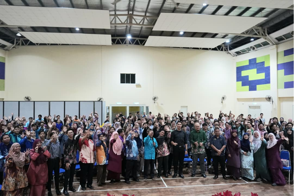 Barisan AJK pelaksana, peserta bersama dif-dif jemputan