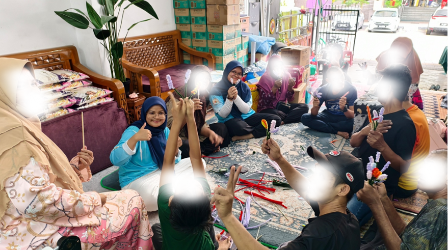 Fasilitator membimbing peserta yang terdiri daripada komuniti rentan mempelajari teknik penghasilan bunga kawat