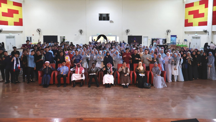 Sesi bergambar antara barisan pensyarah dengan para peserta Program Hari Arab Sedunia.