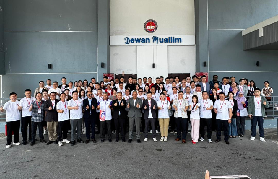 Seramai 80 ejen China bergambar bersama Naib Canselor dan pengurusan Universiti