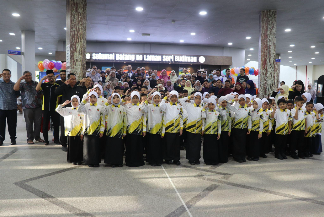 Gambar semua warga sekolah bersama ibu bapa murid