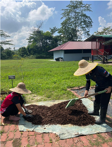 Proses jualan bermula dengan penuaian kompos yang telah matang, diikuti dengan pembungkusan yang berlabel.