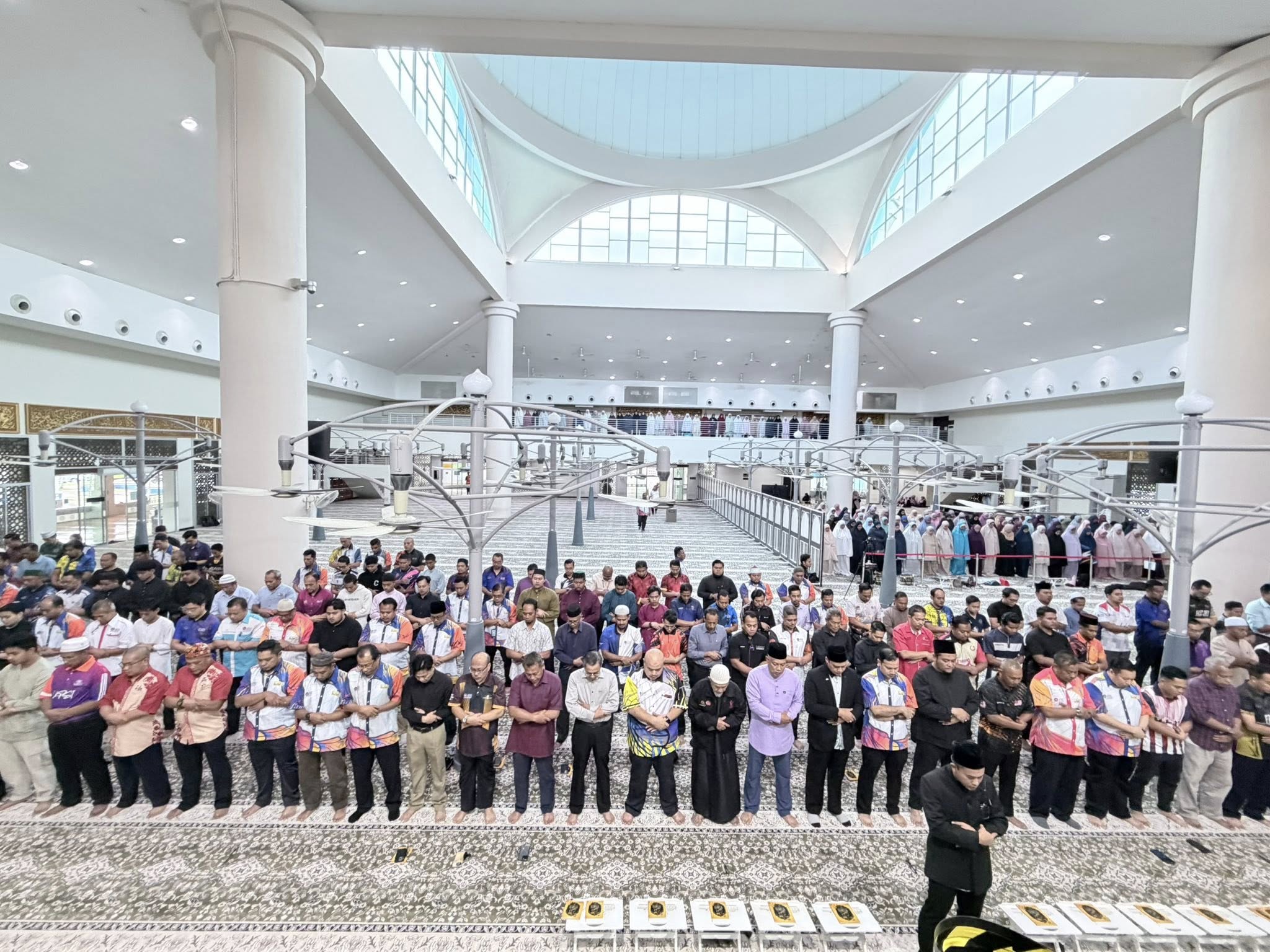 Suasana ketika solat hajat yang diimamkan oleh Pegawai Tadbir Pusat Islam UPSI, Muhammad Majdan Ismail pada Majlis Bacaan Yasin, Tahlil dan Solat Hajat serta Pelancaran Tabung Ihya’ Ramadan 1447H/2026 di Masjid Al-Mursyidin, Kampus Sultan Azlan Shah.