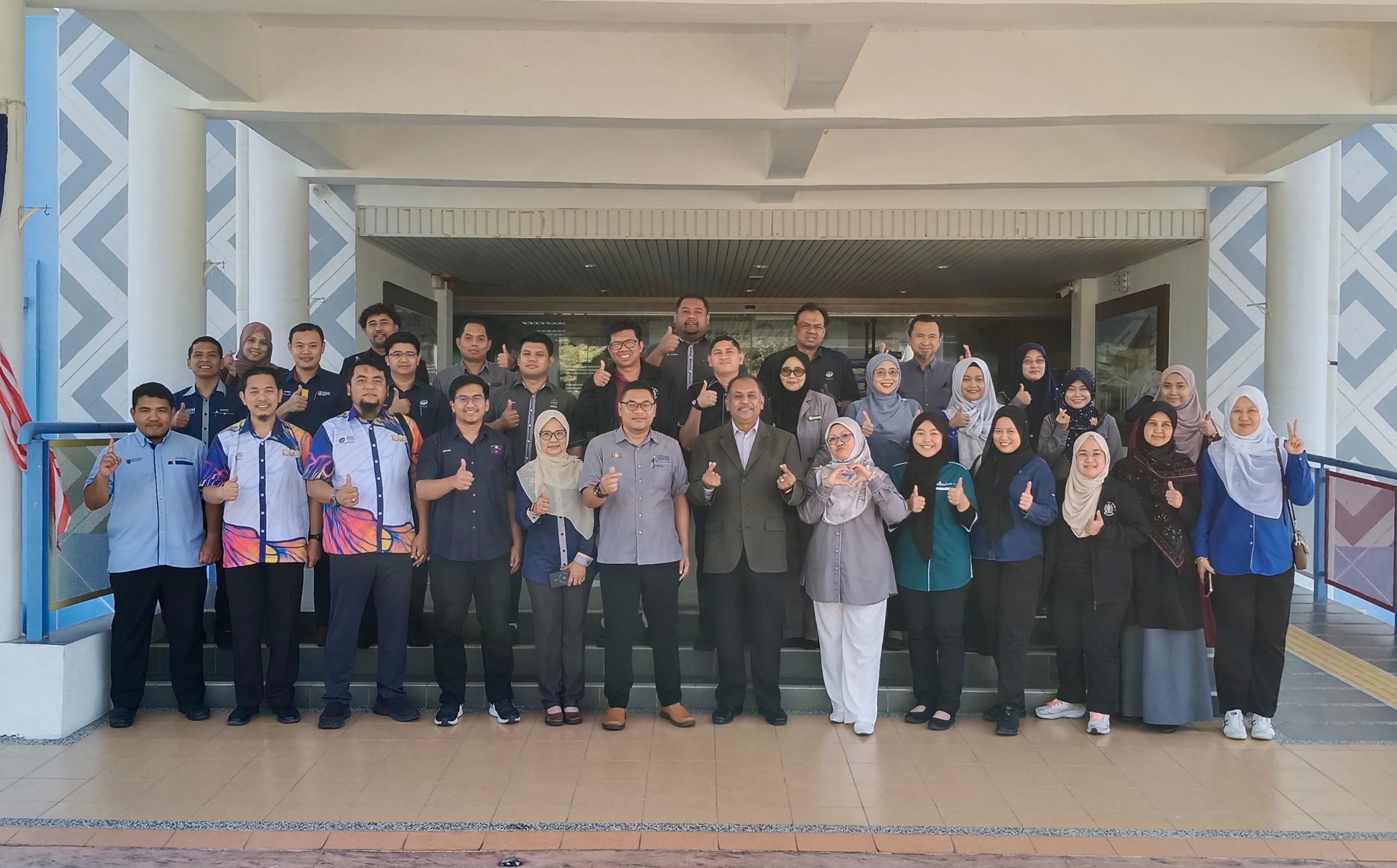 Dr Abdul Rasid (hadapan, tujuh dari kanan) bergambar bersama ahli Task Force Media dan Keterlihatan Universiti Awam Malaysia di Universiti Utara Malaysia (UUM)