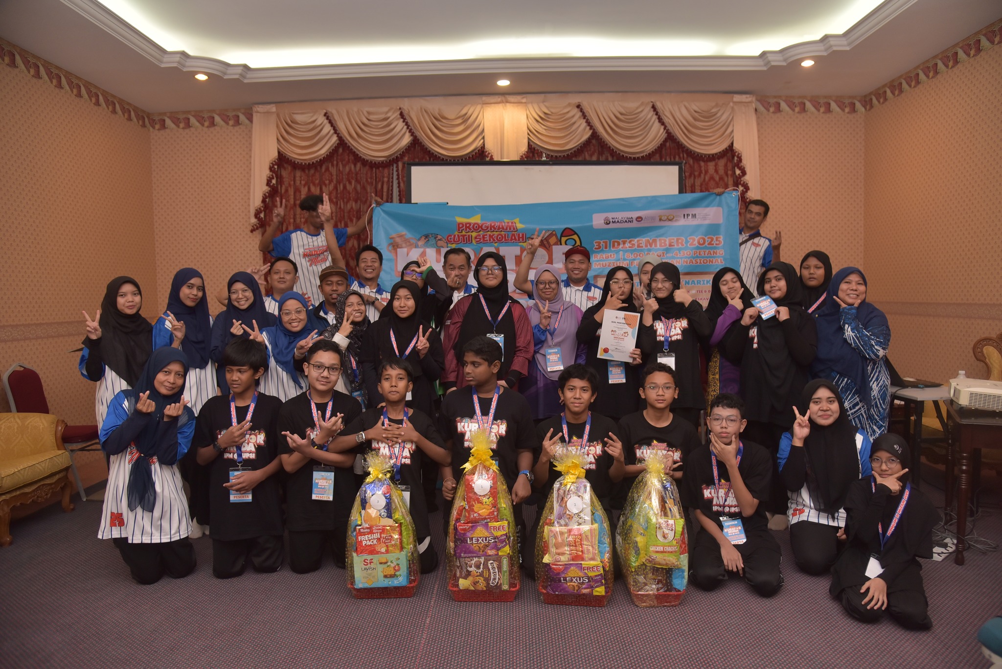 Peserta Program Kurator Muda, IPM@UPSI bergambar bersama jawatankuasa