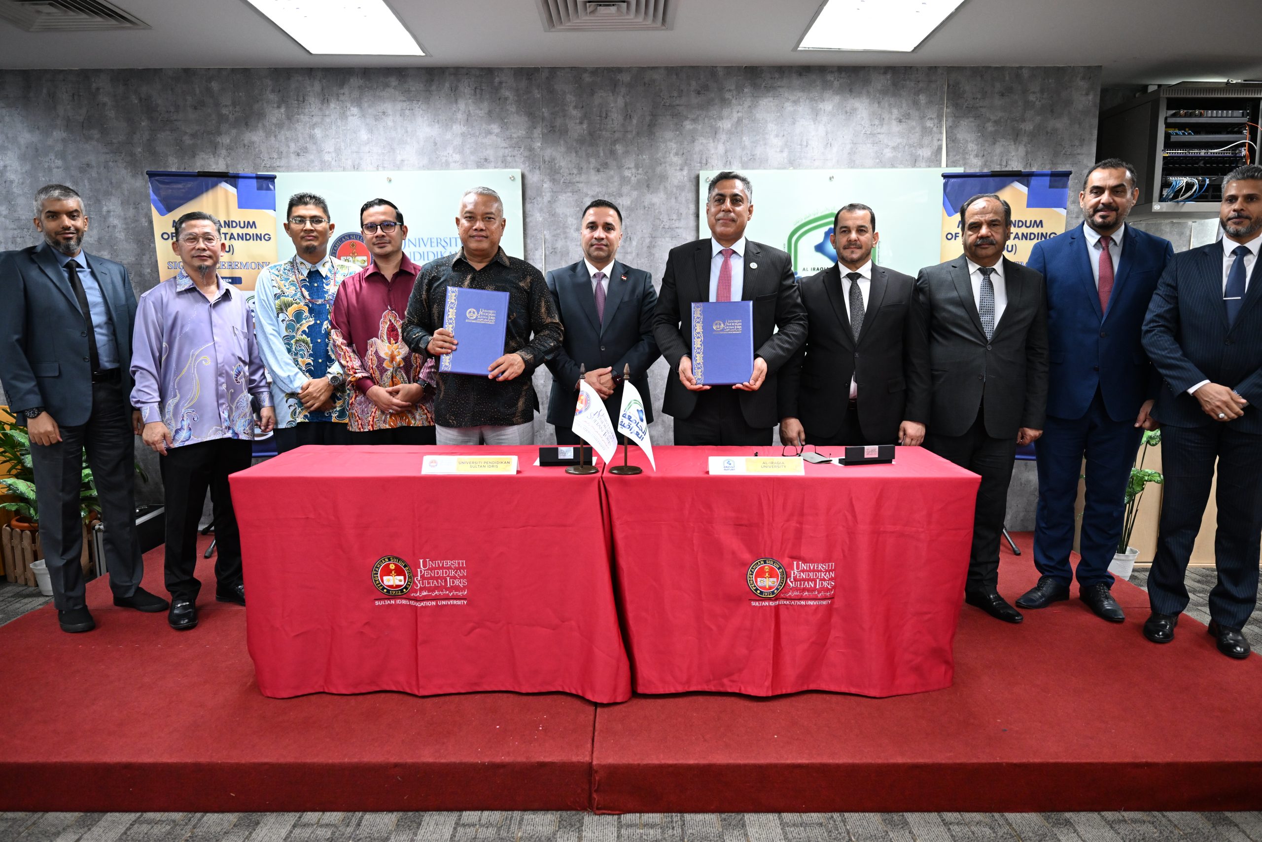 Dr. Md Amin (hadapan, kiri) bersama Dr. Khamis (hadapan, kanan) menunjukkan dokumen MoU yang ditandatangani pada majlis yang berlangsung di bilik seminar FSM, Kampus Sultan Azlan Shah UPSI.