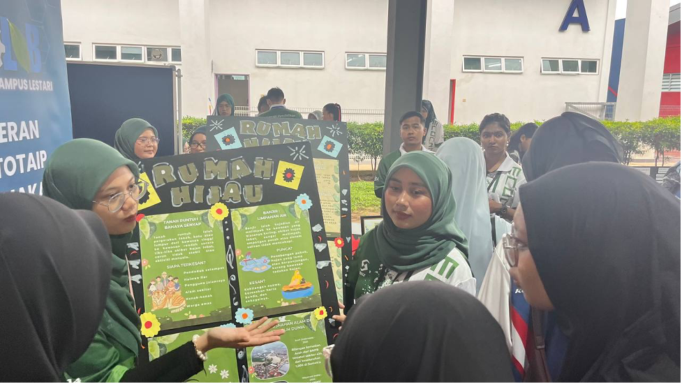Pelajar Tahun Akhir Komunikasi Sosial sedang menerangkan berkenaan Kempen Rumah Hijau. Gambar oleh: Nurul Syamirah Zamrey