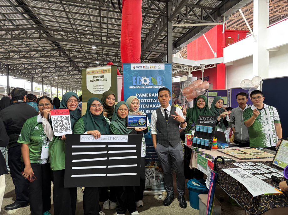 Pelajar berada di booth Eco Lab dan Rumah Hijau