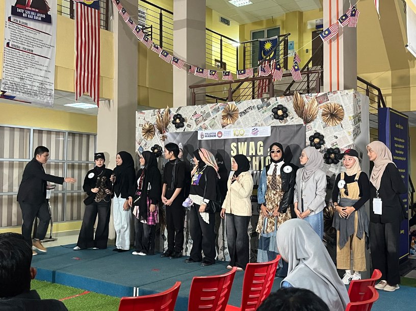 Peserta Swag Fashion Runway 2025 bergaya di pentas runway dengan busana berteraskan kelestarian.