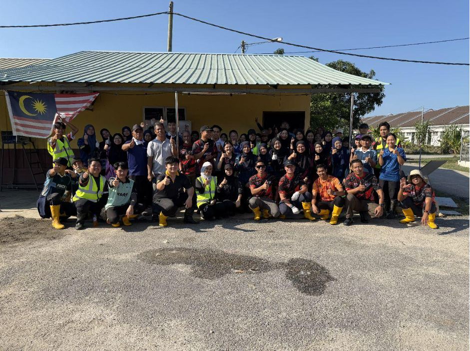 Sesi fotografi bersama semua peserta Misi Pasca Banjir V-FSK4U Bersama MPP UPSI dan penduduk tempatan di hadapan Balai Raya Kampung Tersusun Batu 7, Lekir. Gambar oleh Ivan Low Wei Jien (Majlis Perwakilan Pelajar UPSI)
