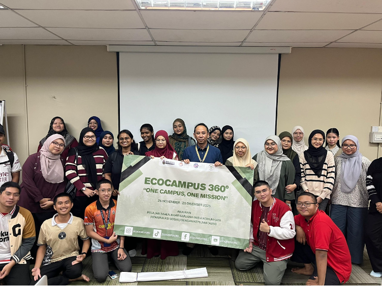 Ahli kumpulan projek Eco Campus 360 bergambar bersama banner kempen dan pensyarah yang memimpin.