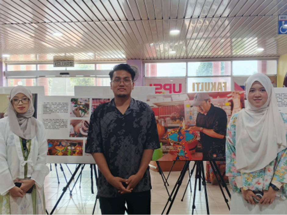 (AJK Pameran Lestari Warisan 2.0 bergambar semasa pameran berlangsung)