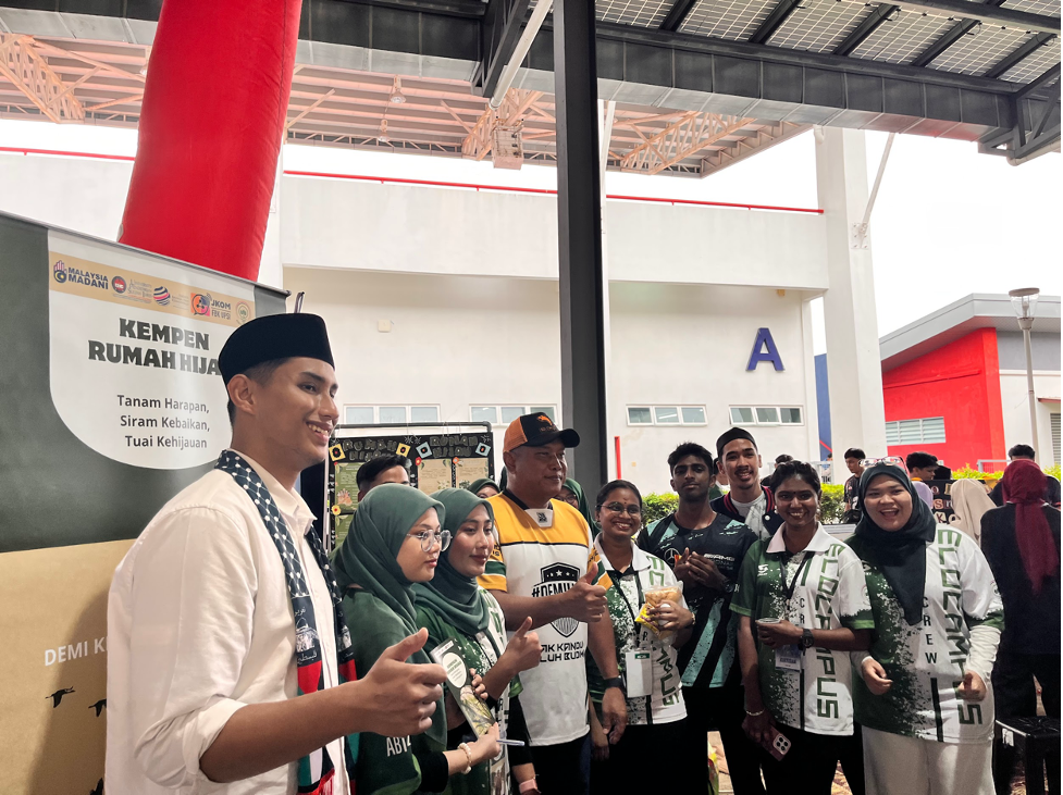Lawatan Dato’ Vice Canselor ke booth pameran rumah hijau - Gambar Siti Raudah