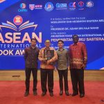 Buku Terbitan Penerbit UPSI, Worldview dan Hegemoni Sastera Melayu Menang Anugerah Khas ASEAN International Book Award (AIBA) di Melaka