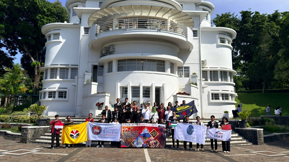Peserta-Peserta bergambar bersama Wakil Rektor Hal Ehwal Pelajar, Alumni dan Perniagaan, Universiti Pendidikan Indonesia, Prof. Dr. Phil. Yudi Sukmayadi di Bangunan Gedung Bumi Siliwangi, UPI