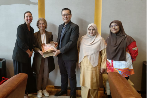 Professor Dr. Wong Kung-Teck presenting a souvenir to Ambassador for Education Ms Outi Hakanen at the Malaysia–Finland education meeting in Kuala Lumpur, witnessed by Ms Martina, Associate Professor Dr. Mazlina Che Mustafa, and Dr. Anis Nazihah Mat Daud.