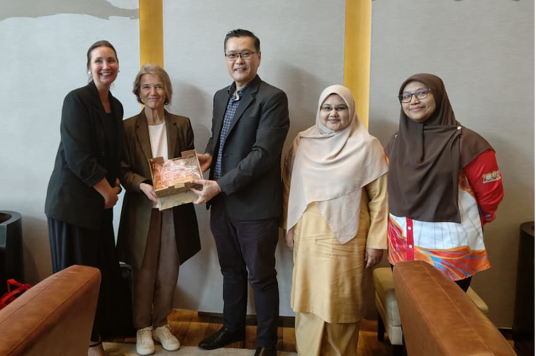 Professor Dr. Wong Kung-Teck presenting a souvenir to Ambassador for Education Ms Outi Hakanen at the Malaysia–Finland education meeting in Kuala Lumpur, witnessed by Ms Martina, Associate Professor Dr. Mazlina Che Mustafa, and Dr. Anis Nazihah Mat Daud.