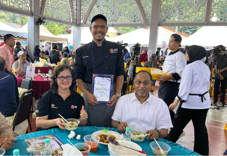 En. Mohd Syahir Shahuddin menjamu bakso kepada YB Dato’ Seri Diraja Zambry Abd Kadir, Menteri Pendidikan Tinggi dalam Majlis Perasmian Program Pembangunan Komuniti Madani Pulau Pangkor