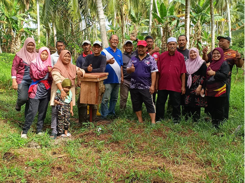 Wakil komuniti Sg Sumun 1, Parit 5 (berdiri di tengah) bersama Ketua Projek dari UPSI dan penduduk yang terlibat dengan projek Sejati MADANI