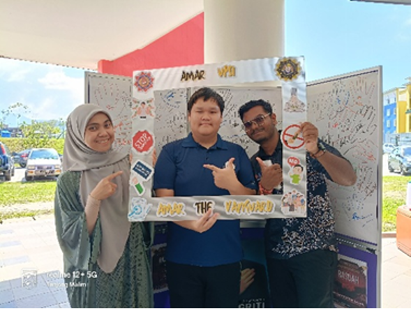 Penasihat Persatuan Angkatan Mahasiswa Anti Rasuah (AMAR), Puan Noraini Binti Sapuan bersama ahli jawatankuasa program (berbaju hitam) dan peserta di kafe Kolej Harun Aminurrashid (KHAR) UPSI.