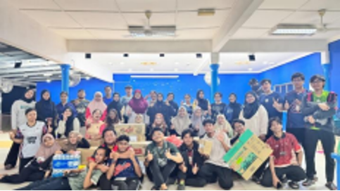 Gambar jawatankuasa pelaksana program di Pusat Aktiviti Pelajar Kolej Aminuddin Baki sedang membungkus dan mengasingkan barangan keperluan asas seperti makanan, Toiletries dan pakaian untuk dibawa ke Kawasan Program.