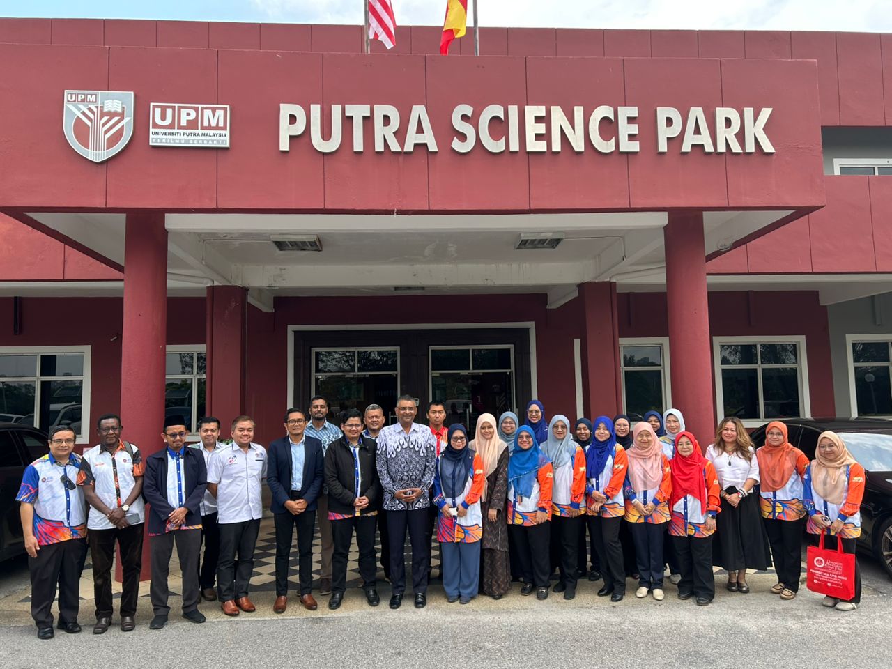 Gambar Berkumpulan Delegasi UPSI bersama Pengarah Penerbit UPM