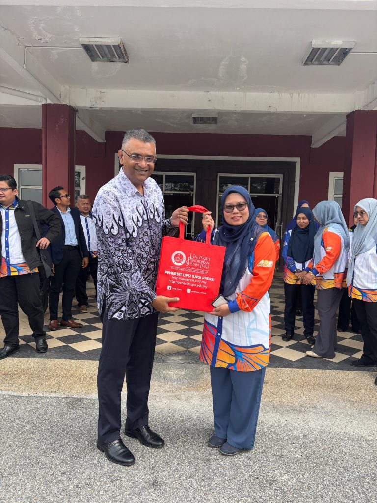 22 EDITOR JURNAL UPSI SERTAI LAWATAN PENANDAARASAN  DI UPM