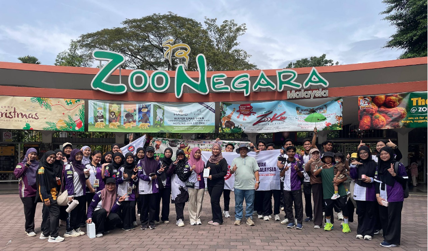 Sesi bergambar bersama wakil kakitangan zoo negara selepas selesai program dijalankan.
