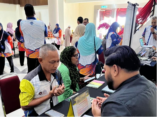 Bacaan doa oleh amil semasa Prof. Dr. Norkhalid Salimin, Timbalan Naib Canselor (HEPA) Universiti Pendidikan Sultan Idris, menunaikan zakat fitrah.
