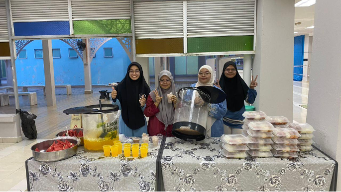 Mahasiswa UPSI berkumpul di Masjid Al-Mursyidin bagi menyertai program berbuka puasa secara berjemaah.