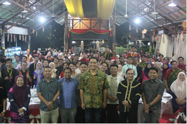 Seluruh peserta Student Leaders Solidarity Camp 2025 bersama VIP di Koisaan Cultural Village (KCV), Penampang, Sabah.