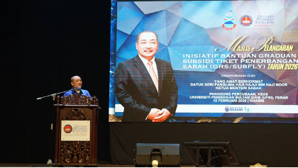 Ketua Menteri Sabah menyampaikan ucapan perasmian majlis.