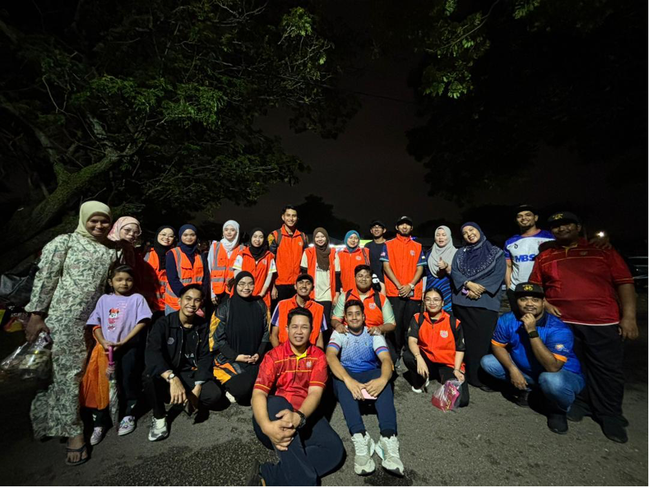 Barisan sukarelawan Program MySave Food Ramadan 2026 bergambar bersama wakil komuniti dan pihak Majlis Bandaraya Shah Alam (MBSA) selepas sesi pengumpulan lebihan makanan di Seksyen 17, Shah Alam.